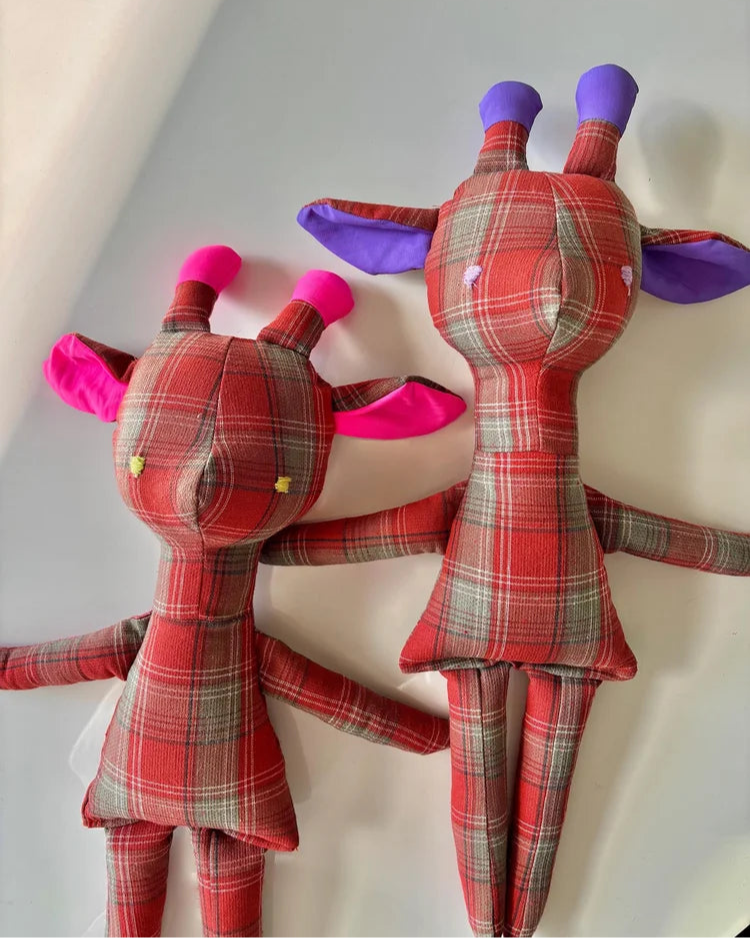 La Jirafa Teodora ROJA grande (disponible en 3 colores)