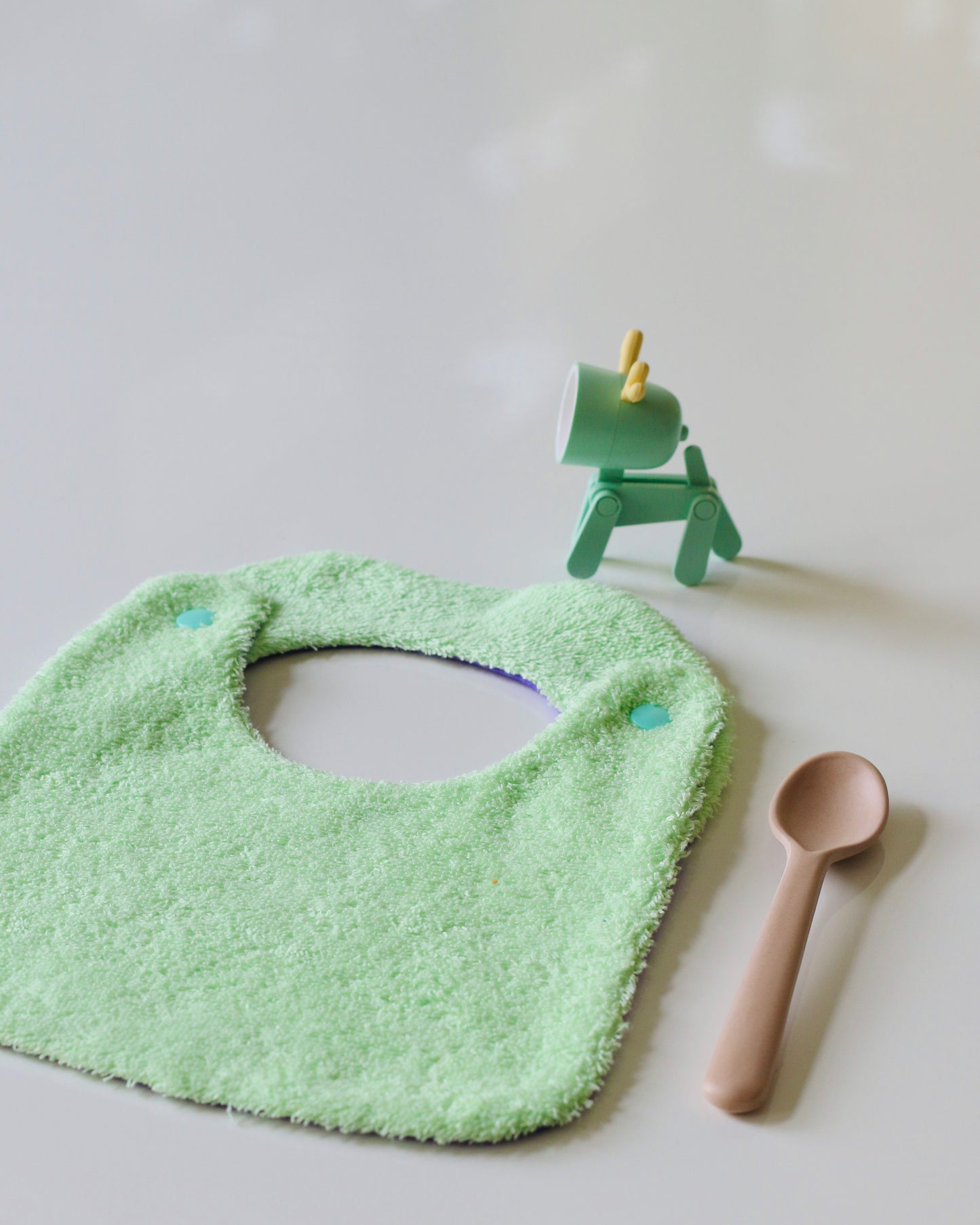 Babero reversible menta/lila rizo de algodón