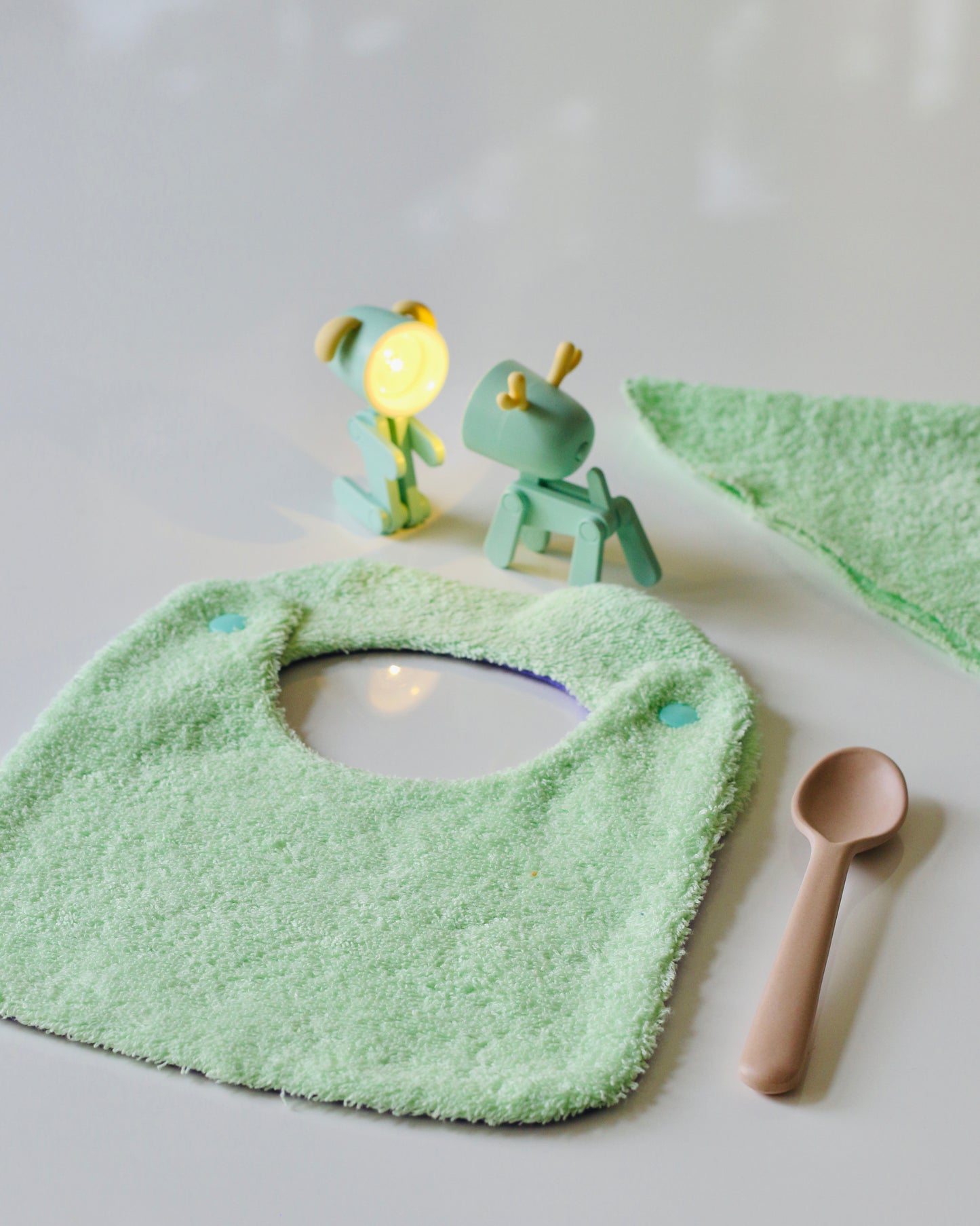 Babero reversible menta/lila rizo de algodón