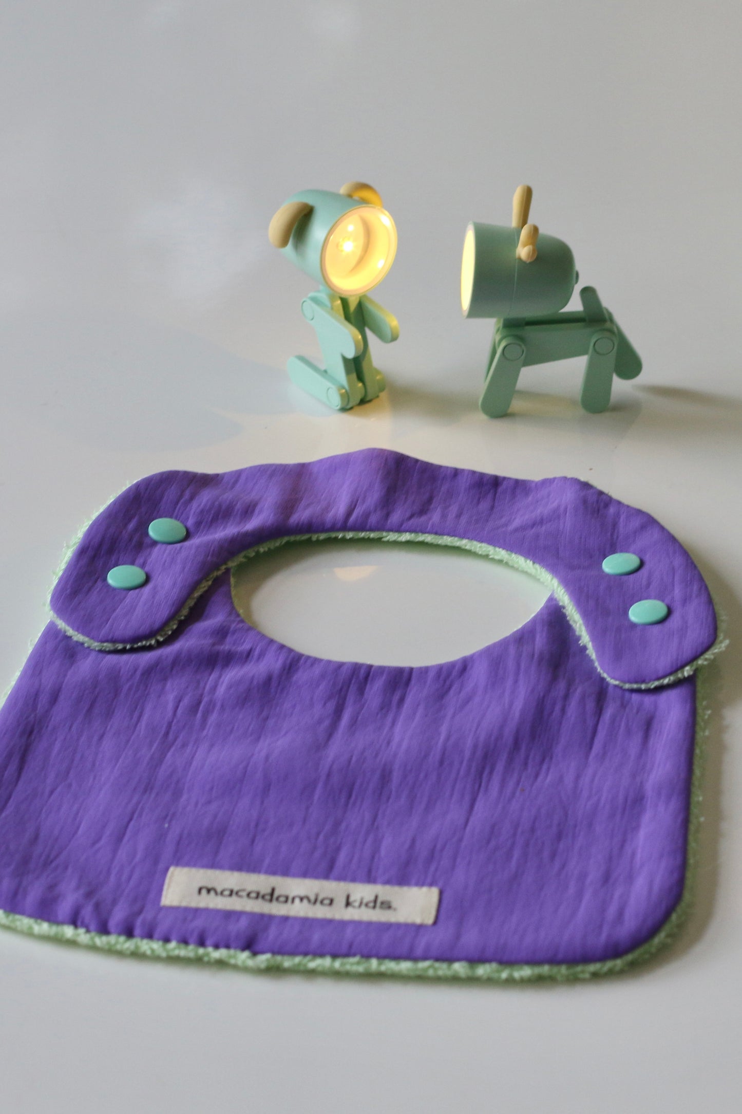 Babero reversible menta/lila rizo de algodón