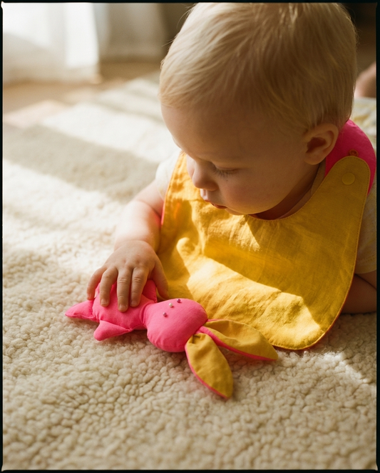 macadamia kids babero amarillo fucsia bunny