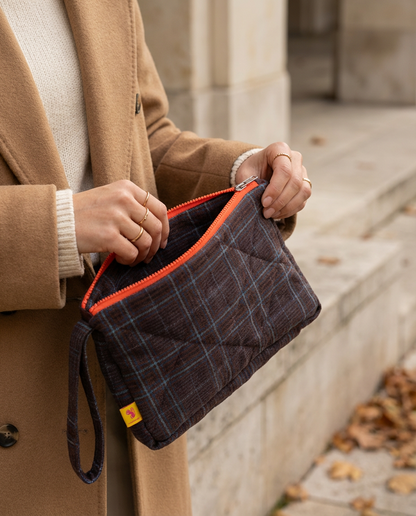 Neceser cuadros marrón y azul