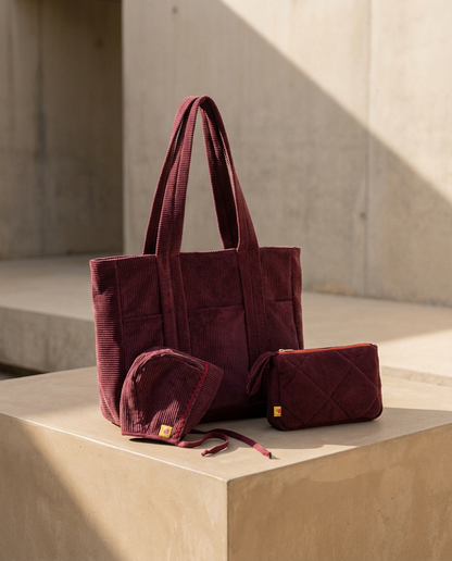 Pack mamá & bebé · Bonnet, neceser y bolso Albahaca pana granate