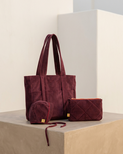 Pack mamá & bebé · Bonnet, neceser y bolso Albahaca pana granate