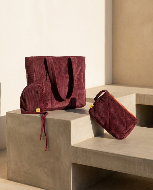 Pack mamá & bebé · Bonnet, neceser y bolso Albahaca pana granate