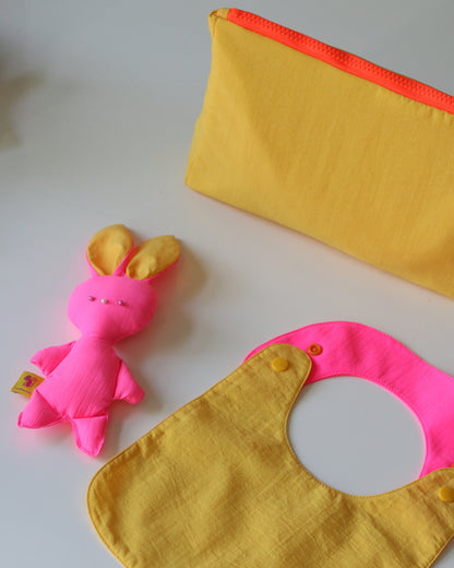 Babero reversible amarillo/fucsia