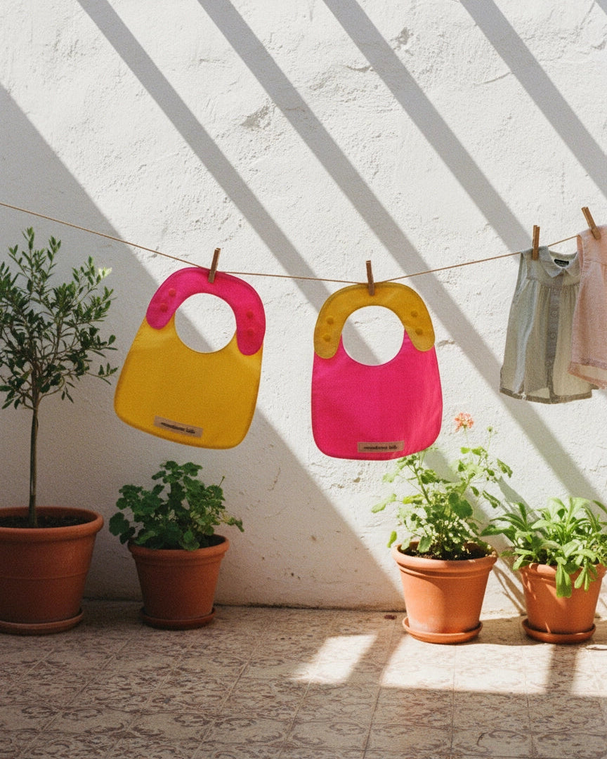 Pack de 2 baberos reversibles amarillo/fucsia