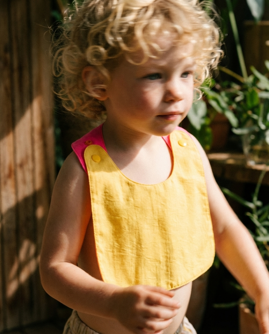 Babero reversible amarillo/fucsia