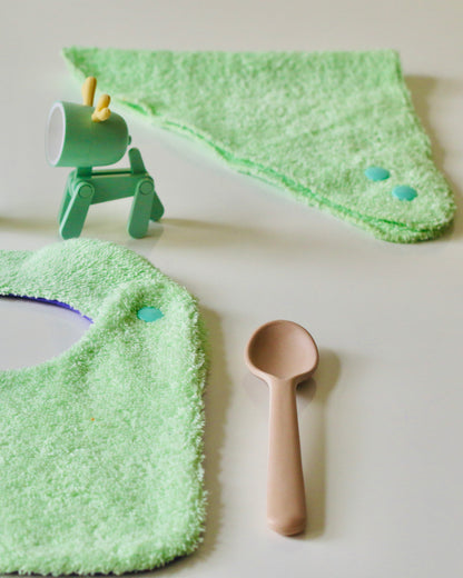 Babero reversible menta/lila rizo de algodón