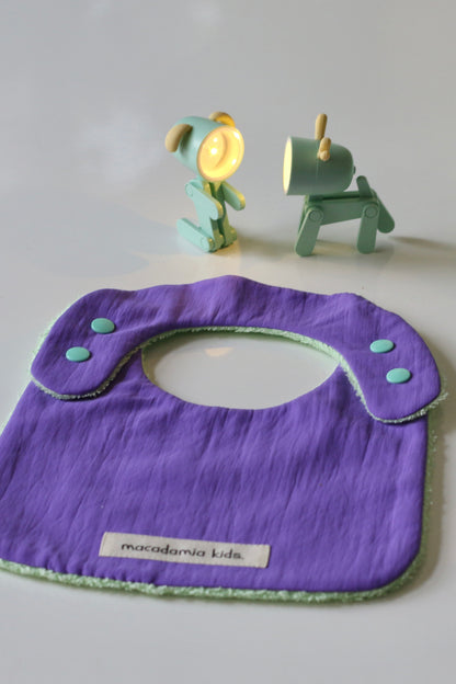 Babero reversible menta/lila rizo de algodón