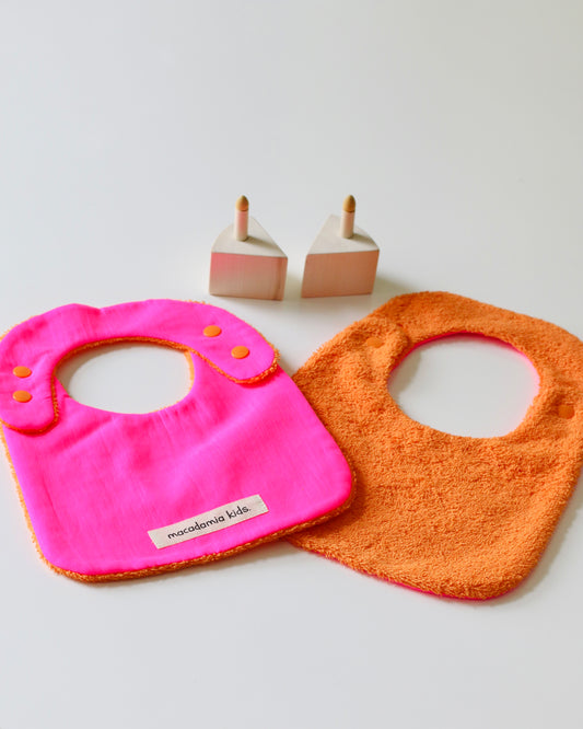 Babero reversible naranja/fucsia rizo de algodón