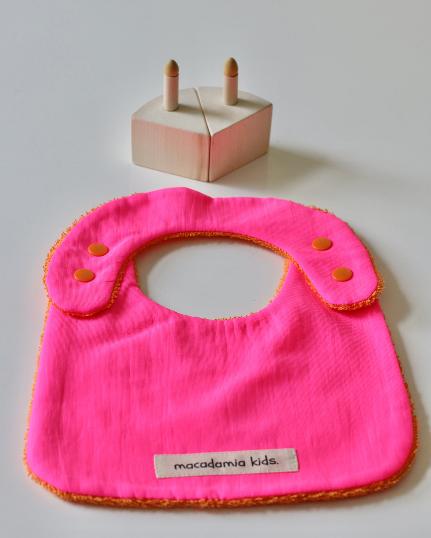 Babero reversible naranja/fucsia rizo de algodón