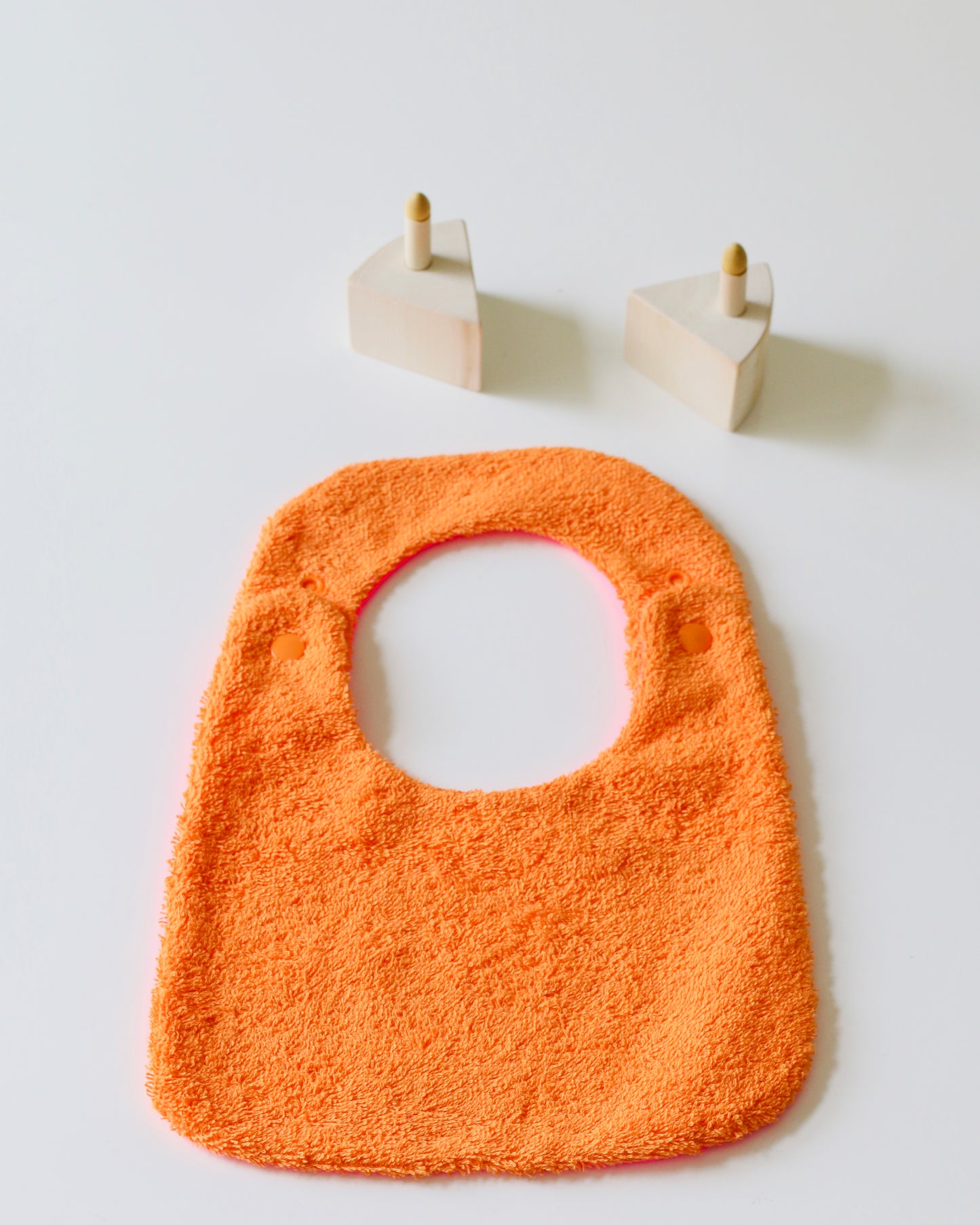 Babero reversible naranja/fucsia rizo de algodón