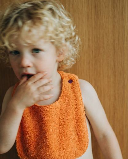 Babero reversible rizo naranja/muselina malva