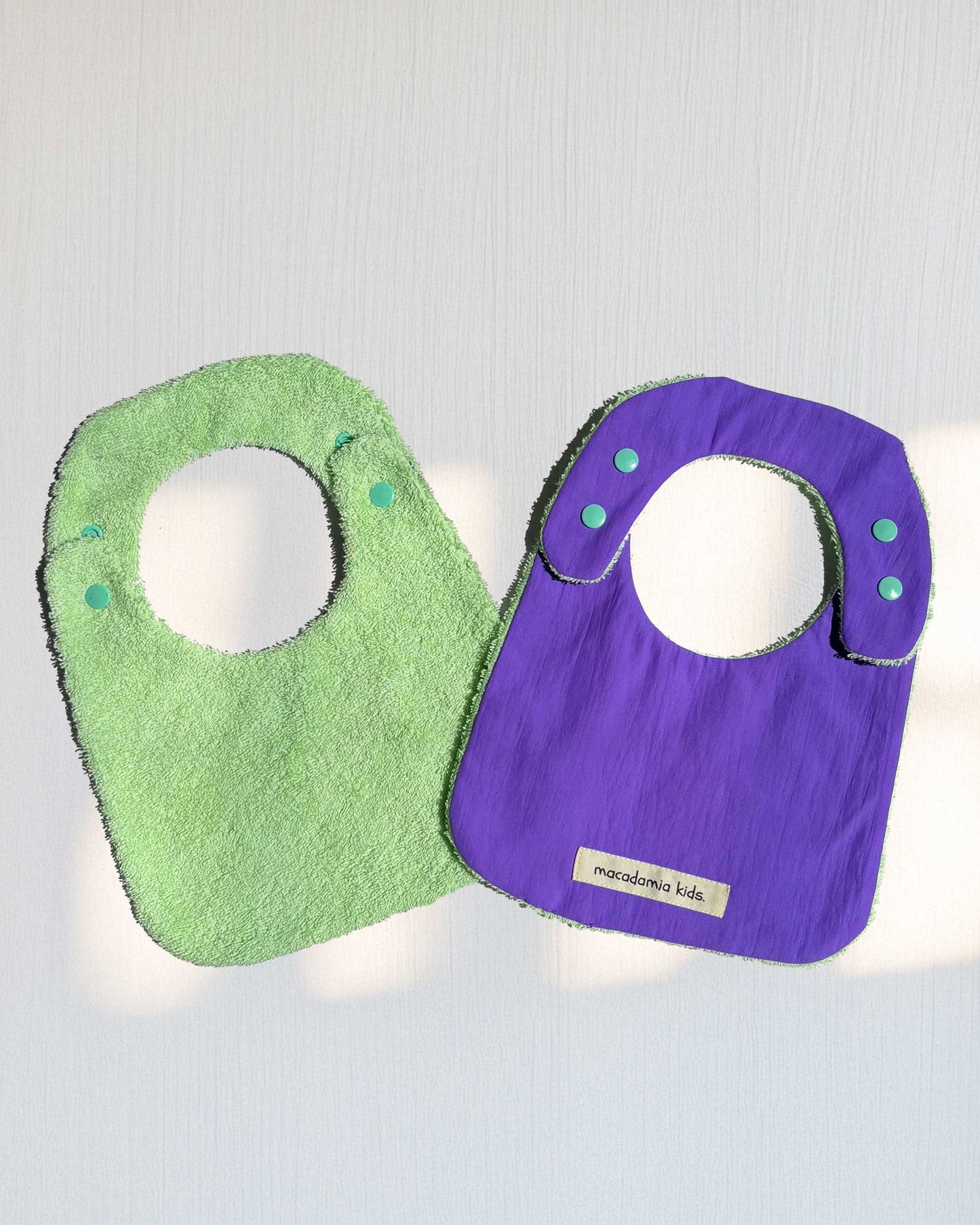 Babero reversible menta/lila rizo de algodón