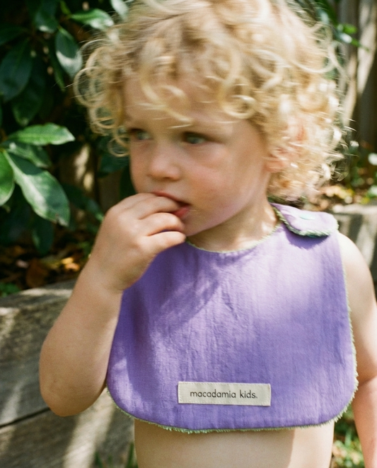 Babero reversible menta/lila rizo de algodón