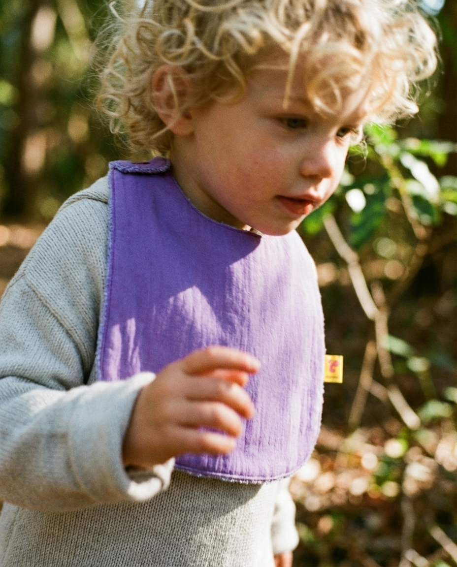 Babero reversible rizo lila/tejido técnico lila