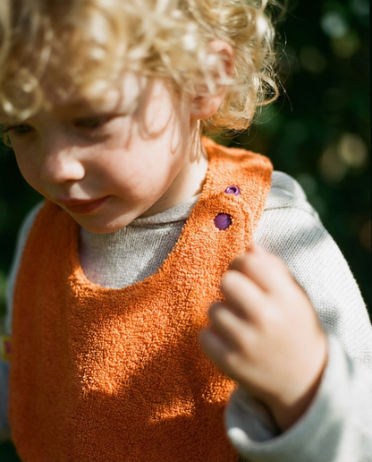 Babero reversible rizo naranja/muselina malva