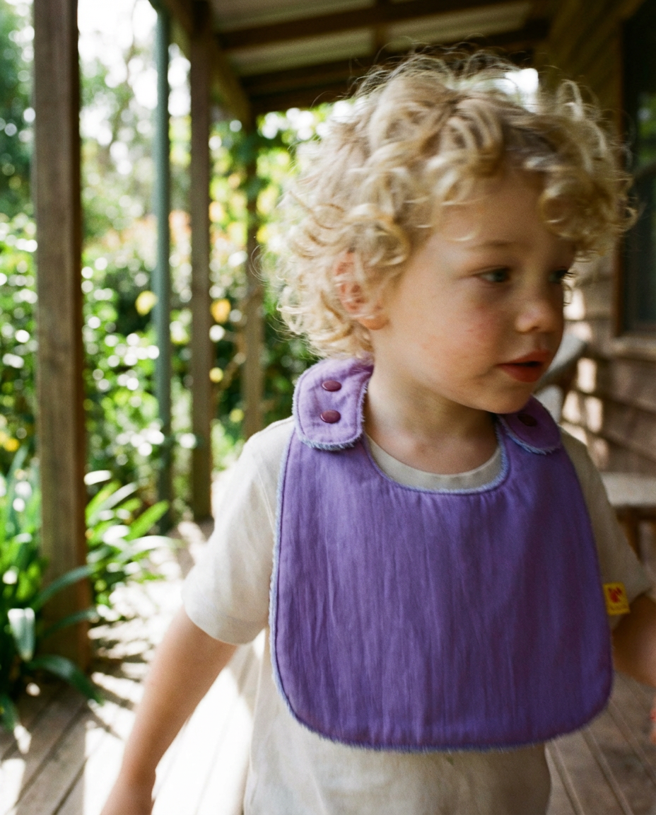 Babero reversible rizo lila/tejido técnico lila