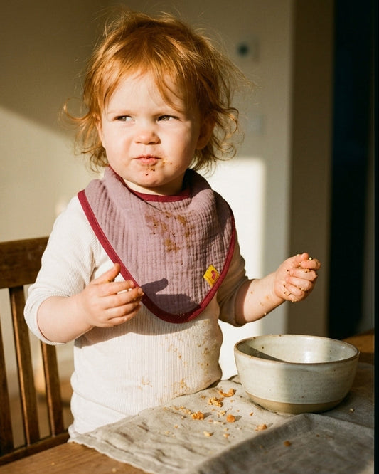Babero bandana CAMELIA muselina malva