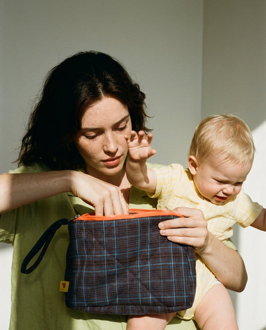 Neceser cuadros marrón y azul