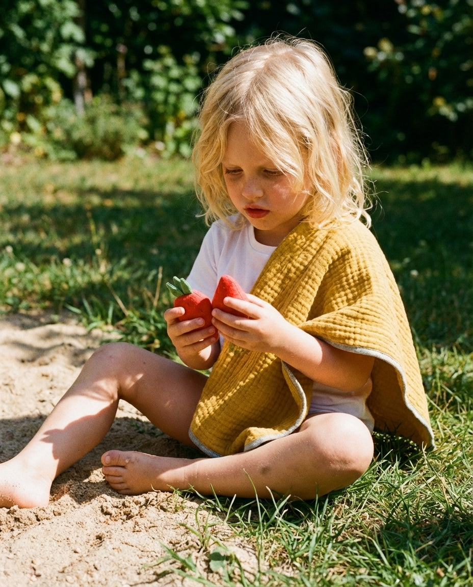 Strawberry linen toy (1 unit)