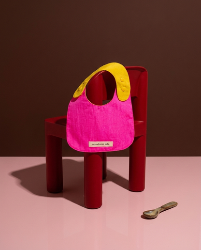 Babero reversible fucsia y amarillo