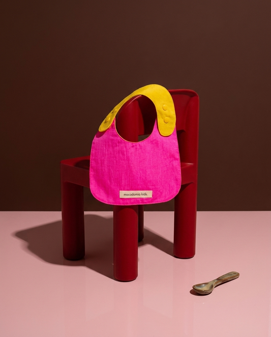 Babero reversible fucsia y amarillo