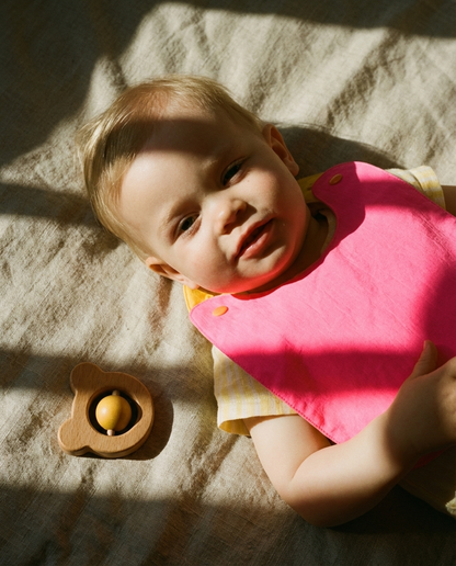 macadamia kids babero fucsia y amarillo 2